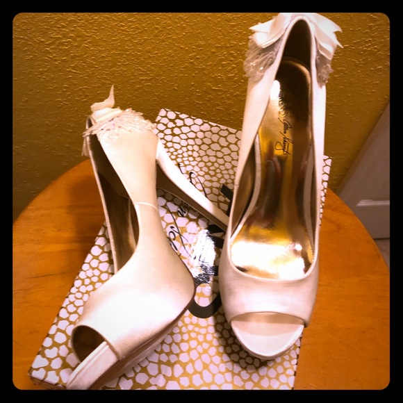 NIB ABS Akira White Satin Peep Toe Shoes - Picture 5 of 13